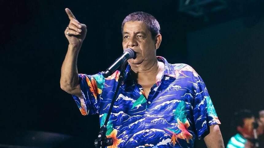 Zeca Pagodinho apontando o dedo em trecho de show