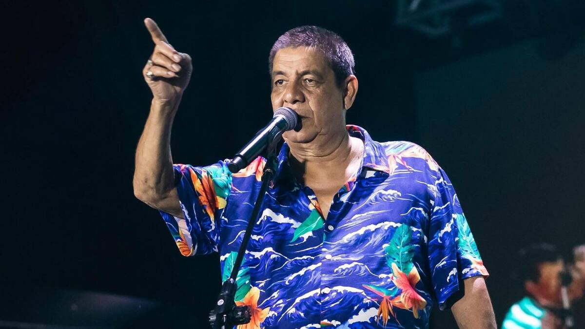 Zeca Pagodinho apontando o dedo em trecho de show