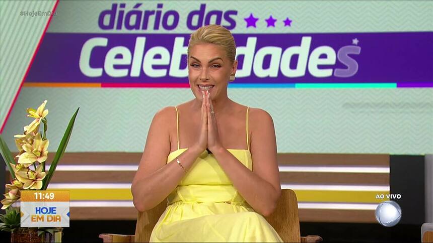 Ana Hickman com vestido de alça amarelo e com a mãos juntas