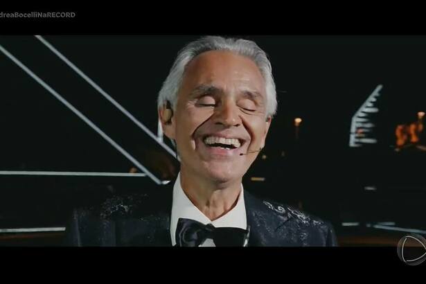 Andrea Bocelli sorrindo no especial da RECORD