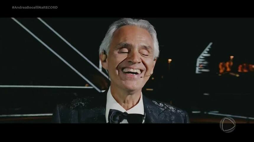 Andrea Bocelli sorrindo no especial da RECORD