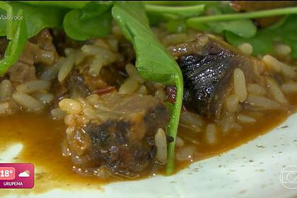 Arroz caldoso de costela com agrião e ovo no prato do Mais Você