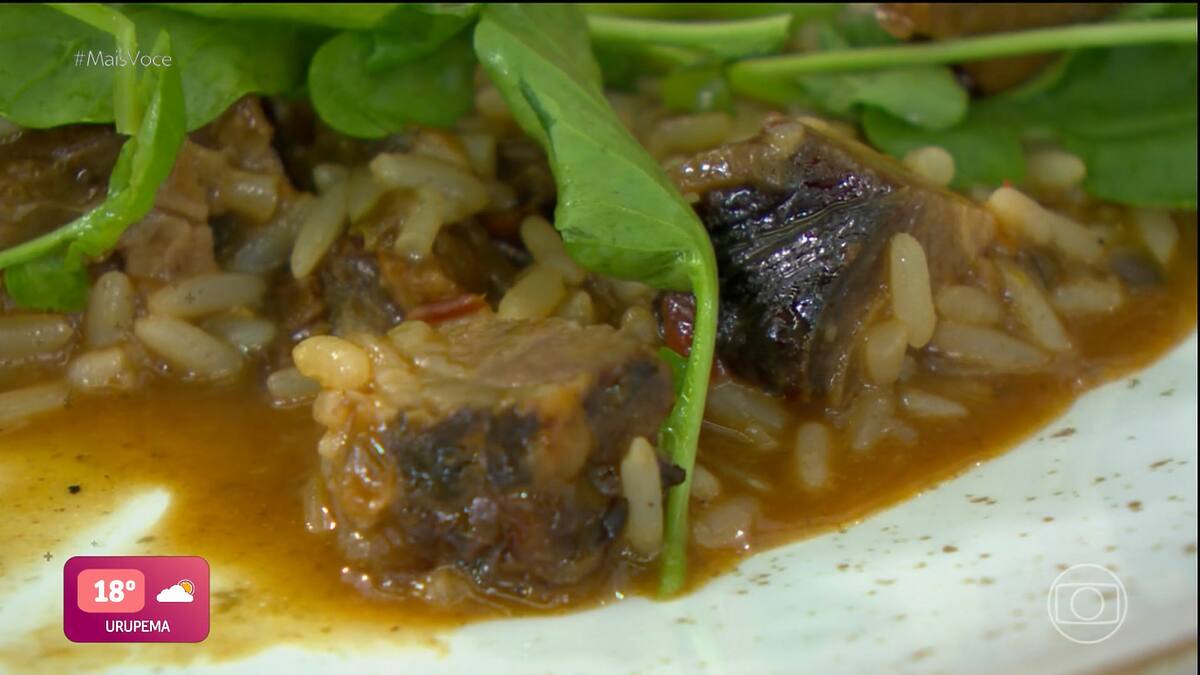 Arroz caldoso de costela com agrião e ovo no prato do Mais Você