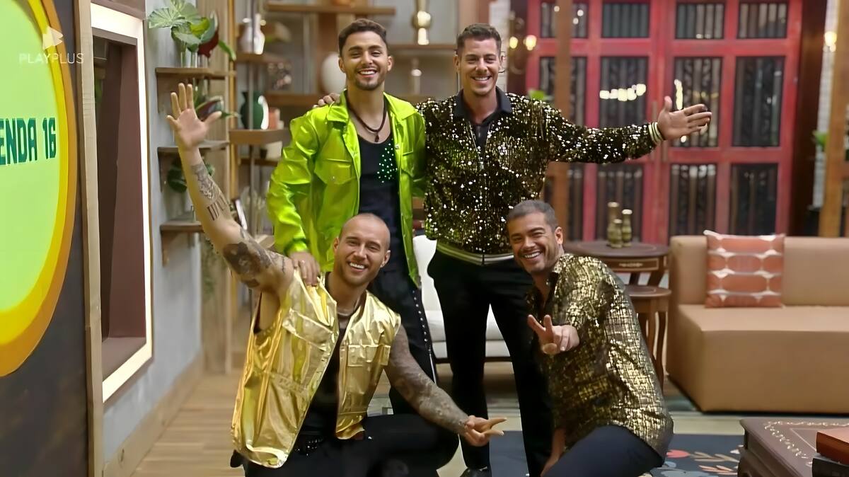 Gui Vieira, Sacha Bali, Yuri Bonotto e Sidney Sampaio que fazem sinal de vitória e sorriam na sala de A Fazenda 16