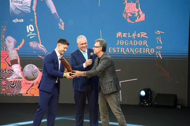 Atleta, Osmar Garrafa e Neto durante o Troféu Mesa Redonda