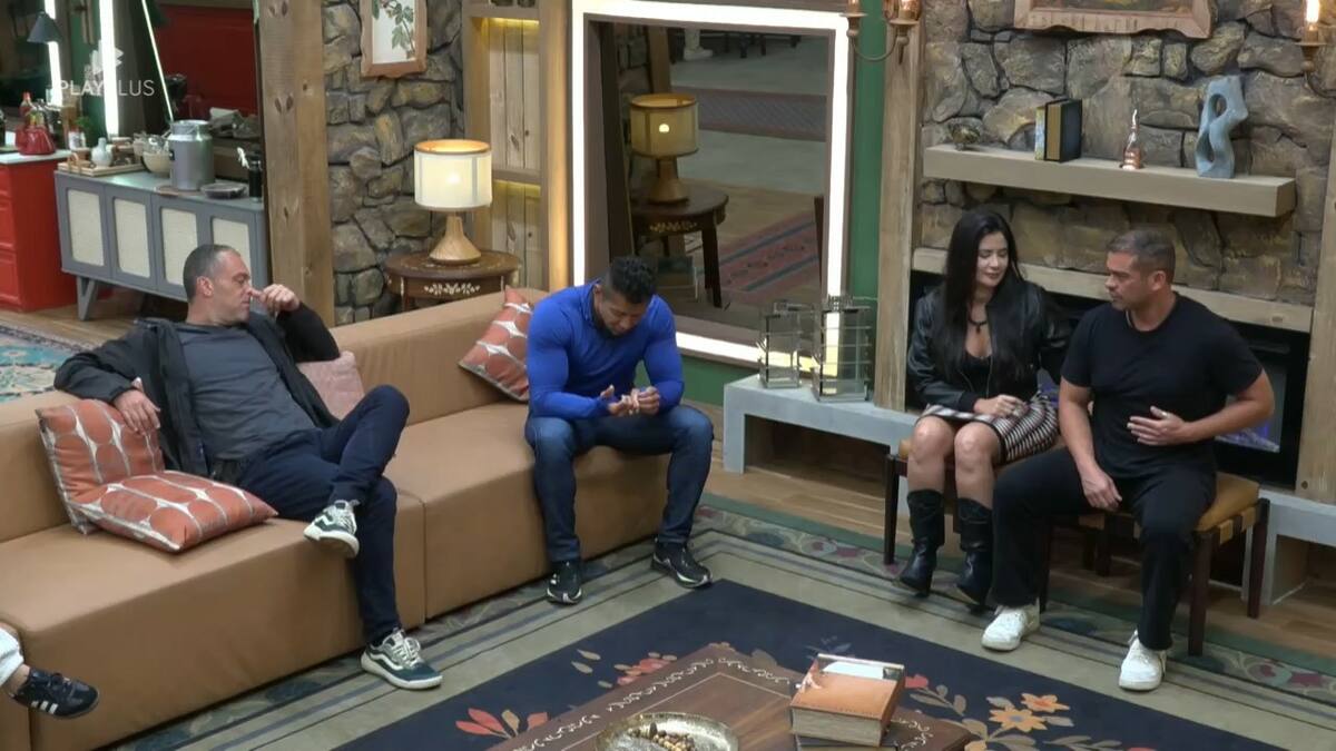 Juninho, Gilsão e Vanessa na sala da sede de A Fazenda 16 aguardando chamada da Produção
