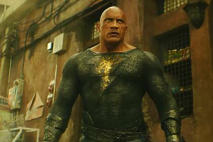 Dwayne Johnson em trecho do filme Adão Negro