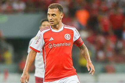 Alan Patrick em campo com a camisa do Internacional