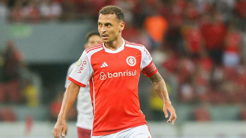 Alan Patrick em campo com a camisa do Internacional