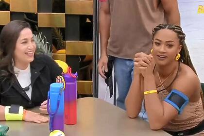 Aline e Daniele sentadas na mesa da cozinha do BBB 25