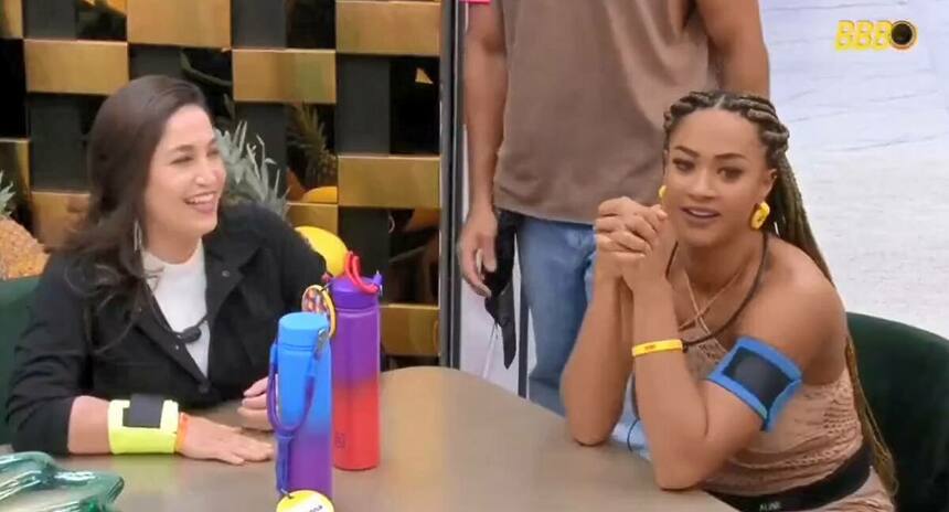 Aline e Daniele sentadas na mesa da cozinha do BBB 25