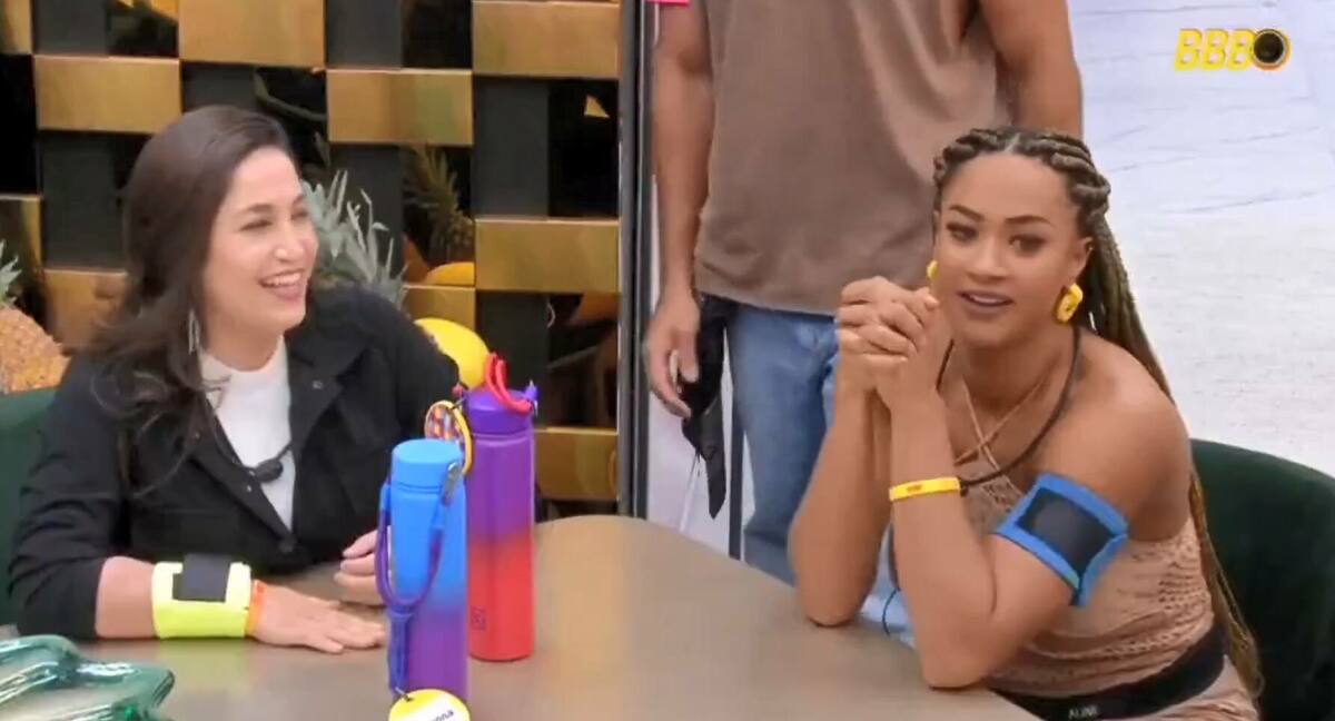 Aline e Daniele sentadas na mesa da cozinha do BBB 25