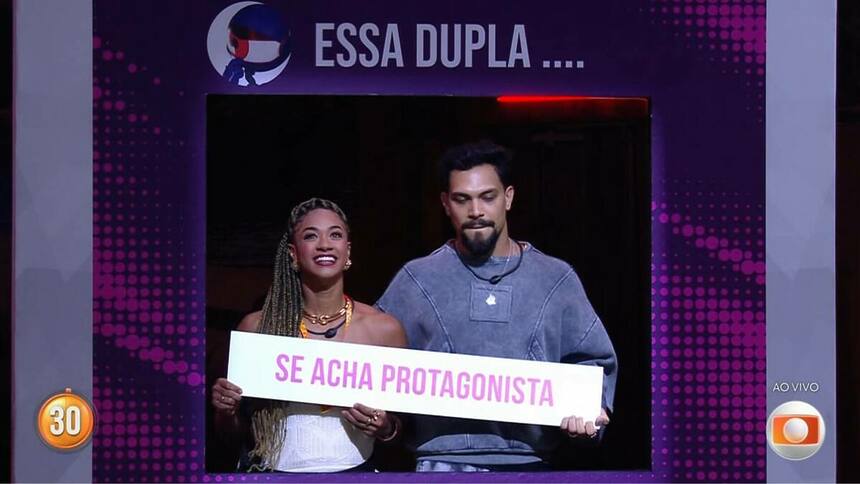 Aline e Vinicius segurando a placa "Se acham protagonistas" em trecho do Sincerão no BBB 25