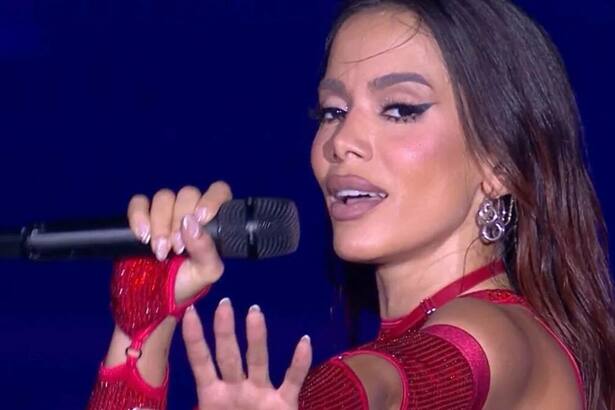 Anitta em trecho de sua apresentação no Show da Virada