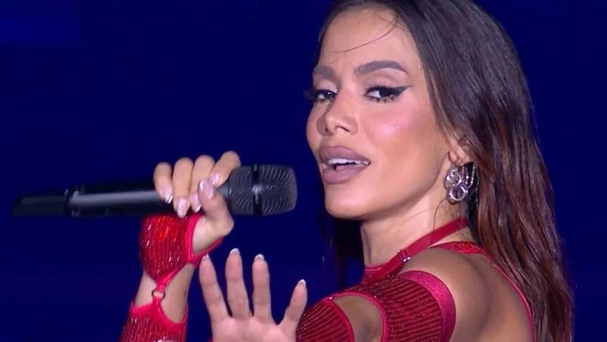 Anitta em trecho de sua apresentação no Show da Virada