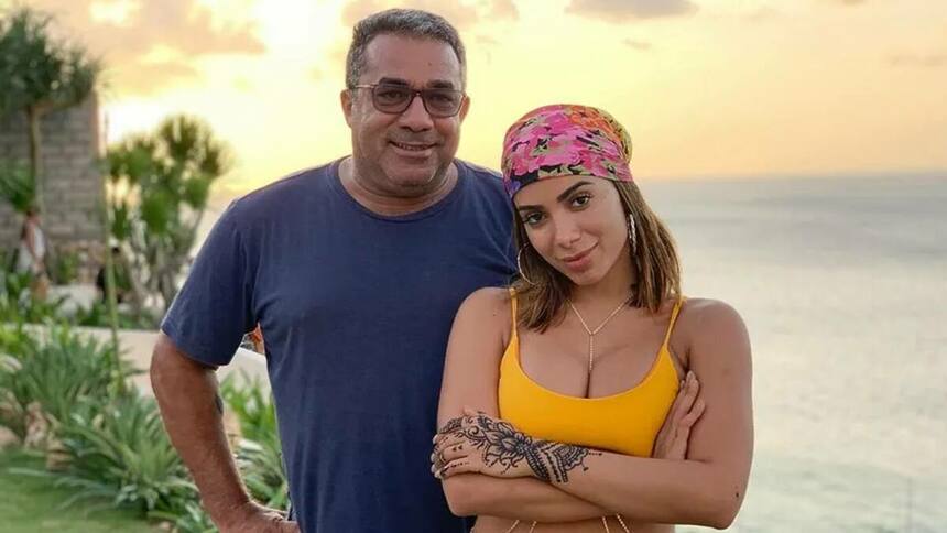 Anitta e seu pai Mauro Machado em foto posada