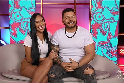 Arleane e Marcelo sentados no sofá do Big Day do BBB 25