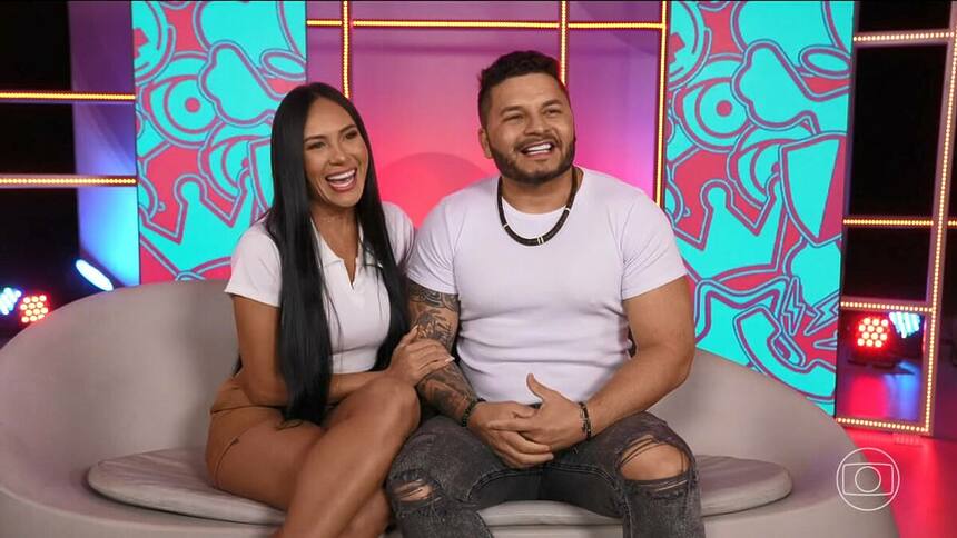 Arleane e Marcelo sentados no sofá do Big Day do BBB 25