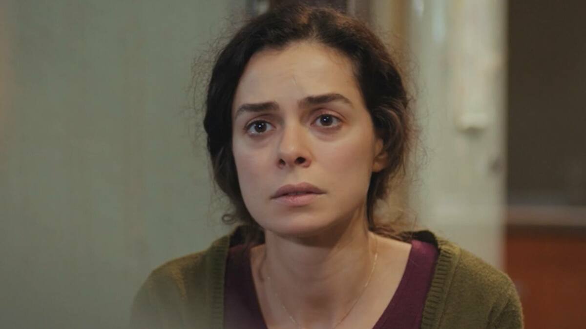 Bahar (Özge Özpirinçci) em trecho da novela Força de Mulher