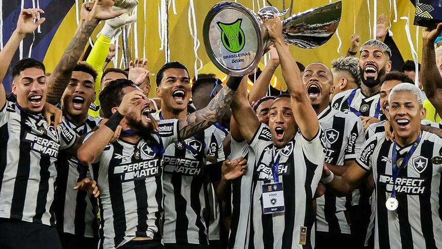 Jogadores do Botafogo erguendo a taça de campeão do Brasileirão 2024