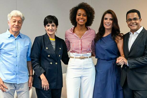 Caco Barcellos, Mônica Waldvogel, Maju Coutinho, Sabina Simonato e Marcelo Pereira em foto posada no evento da Globo