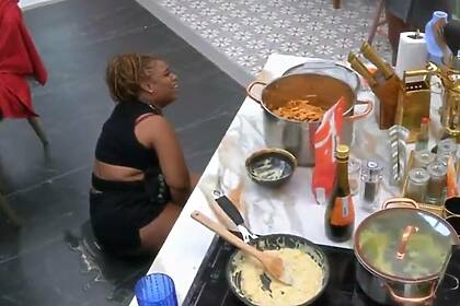 Camila após fazer Xixi no chão da cozinha do BBB 25