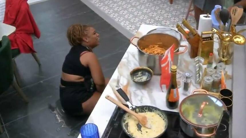 Camila após fazer Xixi no chão da cozinha do BBB 25