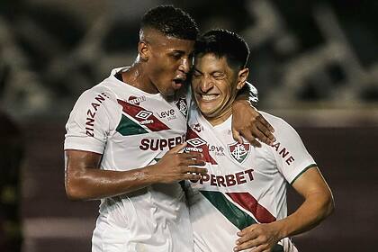 Cano celebrando gol, ao lado de colega, com a camisa do Fluminense