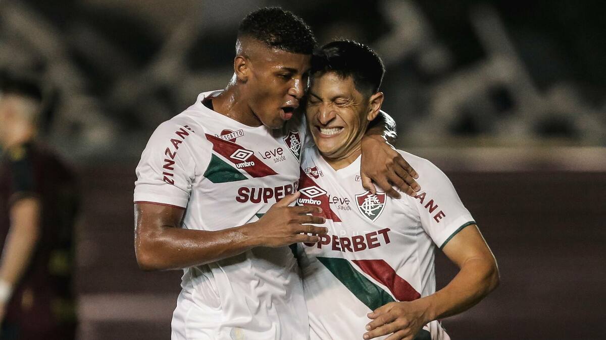 Cano celebrando gol, ao lado de colega, com a camisa do Fluminense