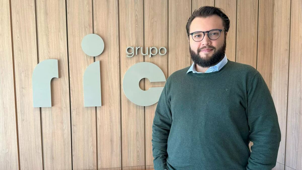 Carlos Aros em foto posada no Grupo RIC