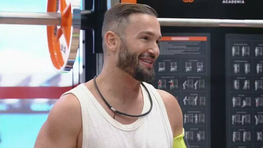 Diego Hypolito sorrindo na academia do BBB 25