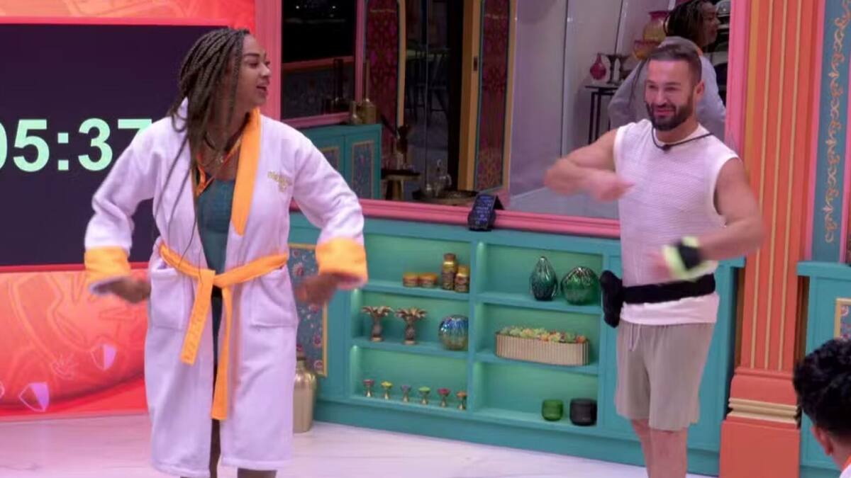 Diego Hypolito e Aline dançando na sala após o Toque de despertar do BBB 25