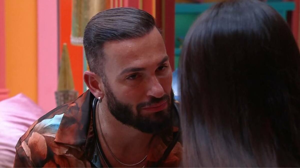 Diego Hypolito em conversa com Vitória Strada na sala do BBB 25