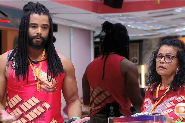 Diogo Almeida e Vilma distribuindo as pulseiras do Na Mira do Líder no BBB 25