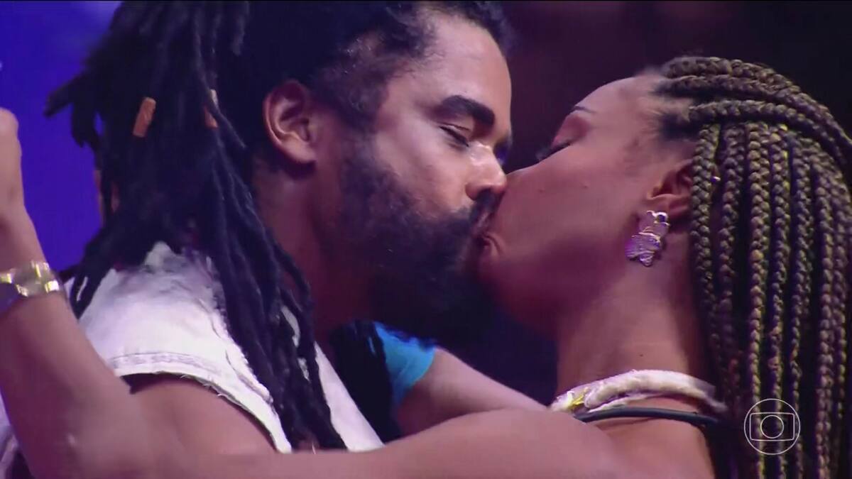 Diogo beija Aline na boca no palco da festa do BBB 25