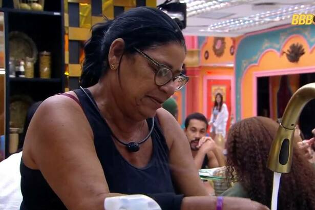 Dona Joselma lavando louça na cozinha do BBB 25
