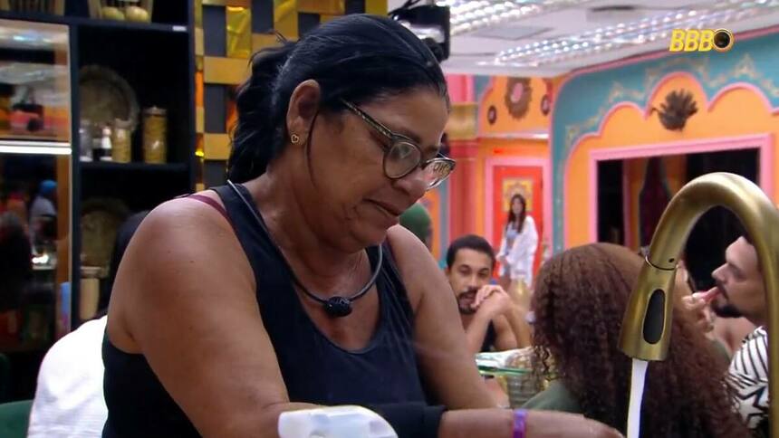 Dona Joselma lavando louça na cozinha do BBB 25