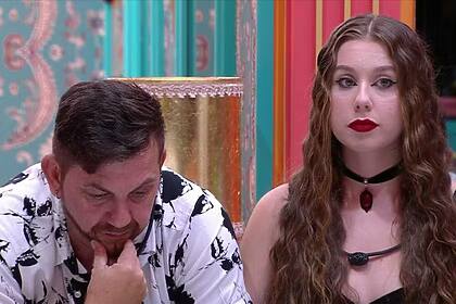 Edilberto, com a cabeça baixa, e Raissa, em trecho da eliminação no BBB 25