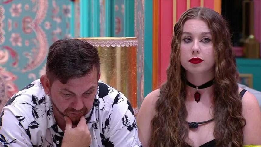 Edilberto, com a cabeça baixa, e Raissa, em trecho da eliminação no BBB 25