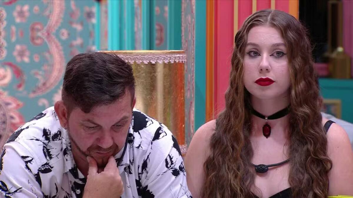 Edilberto, com a cabeça baixa, e Raissa, em trecho da eliminação no BBB 25