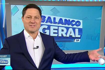 Eleandro Passaia com os braços abertos no Balanço Geral SP