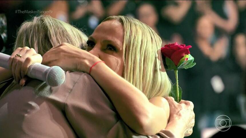 Eliana abraçando sua mãe na estreia The Masked Singer Brasil