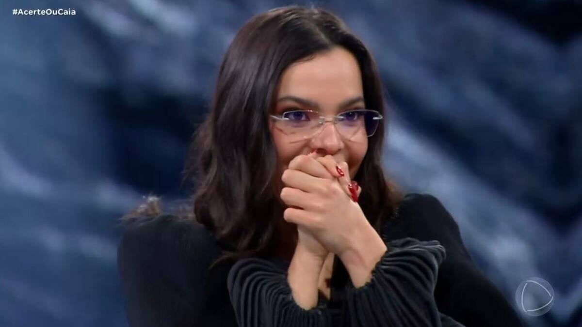 Emilly Araújo, com os dedos entrelaçados nas mãos, em trecho do Acerte ou Caia