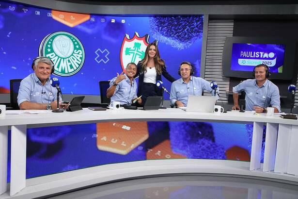 Cleber Machado, Paloma Tocci, Dodô, Mauricio Noriega e Salvio Spinola no estúdio de futebol da RECORD