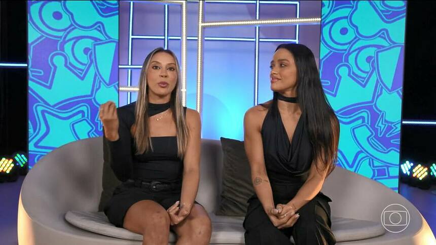 Eva e Renata sentados no sofá do Big Day do BBB 25