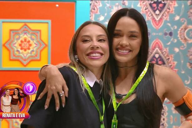 Eva e Renata posando com o colar de imunidade no BBB 25
