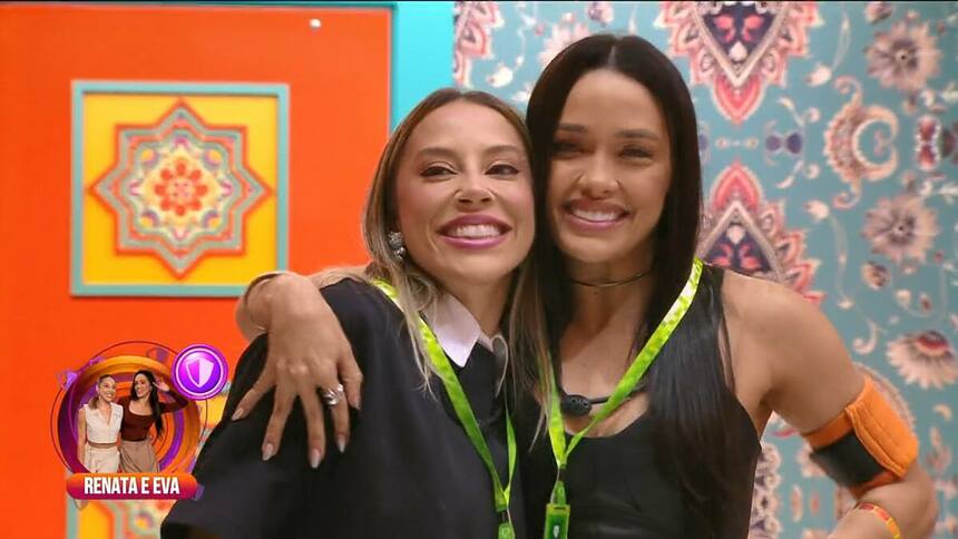 Eva e Renata posando com o colar de imunidade no BBB 25