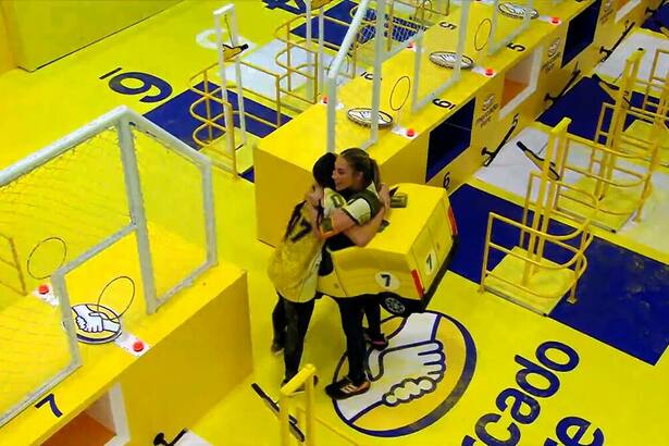 Eva e Renata se abraçam no campo da Prova de Resistência do BBB 25