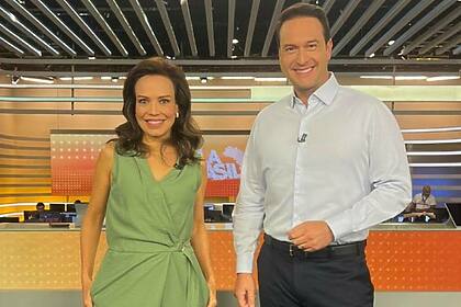 Fabiana Oliveira e Eduardo Ribeiro sorridentes no cenário do Fala Brasil