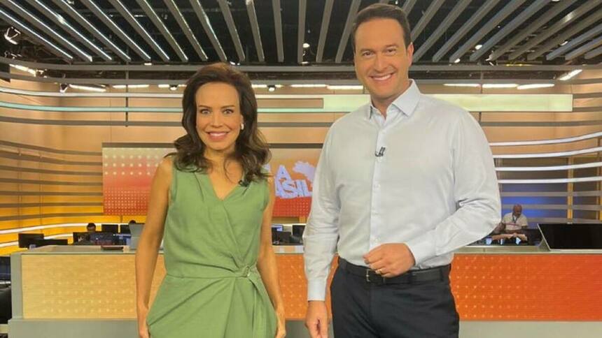 Fabiana Oliveira e Eduardo Ribeiro sorridentes no cenário do Fala Brasil